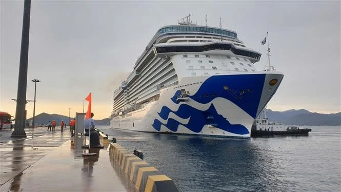 El crucero Discovery Princess atraca en el Puerto Internacional de Cam Ranh. (Foto: VNA)