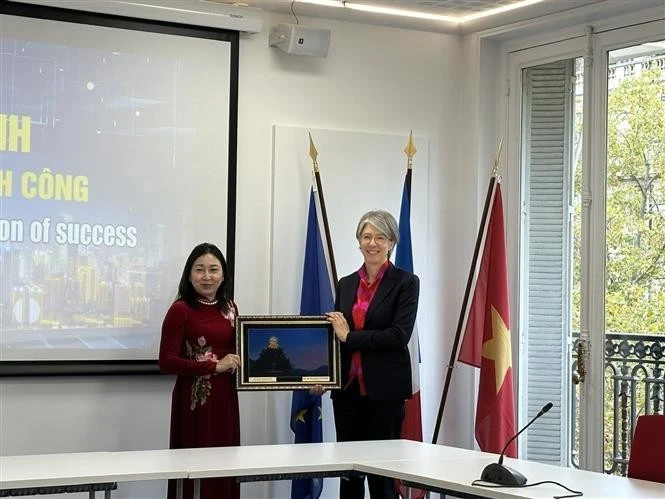 La vicesecretaria permanente del Comité del Partido de Ninh Binh, Dinh Thi Lua, entrega regalo a Géraldine Lemblé, subdirectora general de MEDEF. (Foto: VNA)