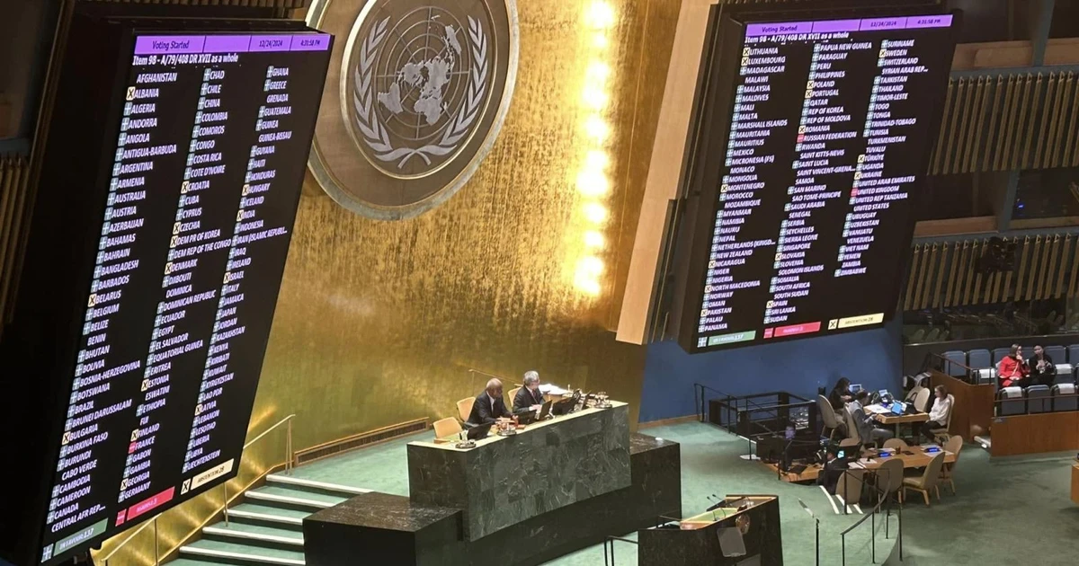 En la reunión para adoptar la Convención de Hanói, tarde del 24 de diciembre de 2024. (Foto: VNA)