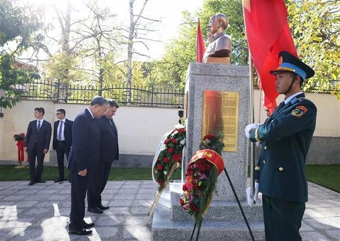 El secretario general del Partido Comunista de Vietnam, To Lam, ante la Estatua del Presidente Ho Chi Minh. (Foto: VNA)