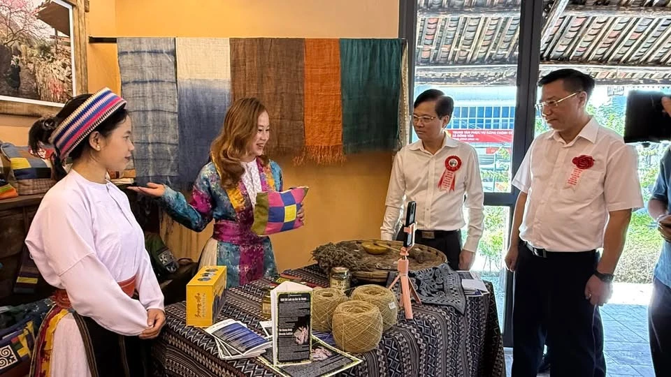 Joven vietnamita lleva lino de etnia minoritaria H’Mong al mercado global. (Foto: sovhttdl.tuyenquang.gov.vn)