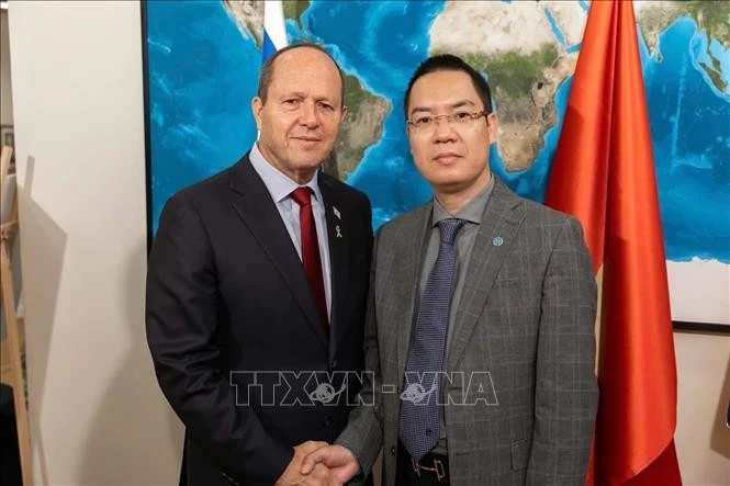 El consejero comercial de la Embajada de Vietnam en Israel, Le Thai Hoa, y Nir Barkat, ministro de economía e industria de Israel. (Foto: VNA)