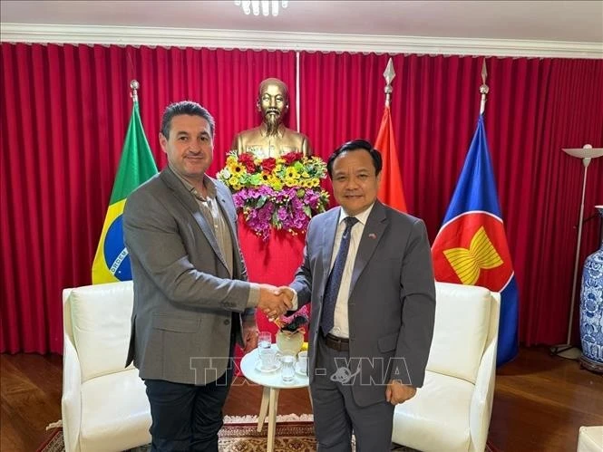 El embajador vietnamita en Brasil, Bui Van Nghi, recibe a Maurício Buffon, presidente de la Asociación Brasileña de Productores de Soja. (Fuente: VNA)