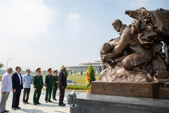 El presidente de la Asamblea Nacional del Poder Popular y del Consejo de Estado de Cuba, Esteban Lazo Hernández, deposita una ofrenda floral en el conjunto escultórico en homenaje a los expertos militares cubanos. (Foto: VNA)