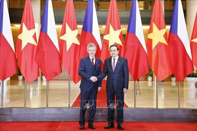 El titular de la Asamblea Nacional de Vietnam, Tran Thanh Man, y el presidente del Senado de la República Checa, Milos Vystrcil. (Foto: VNA)