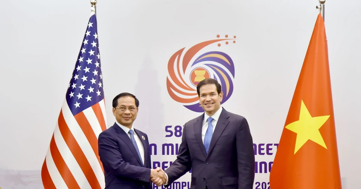 El viceprimer ministro y canciller de Vietnam, Bui Thanh Son, y el secretario de Estado de EE.UU., Marco Rubio. (Fuente: VNA) 