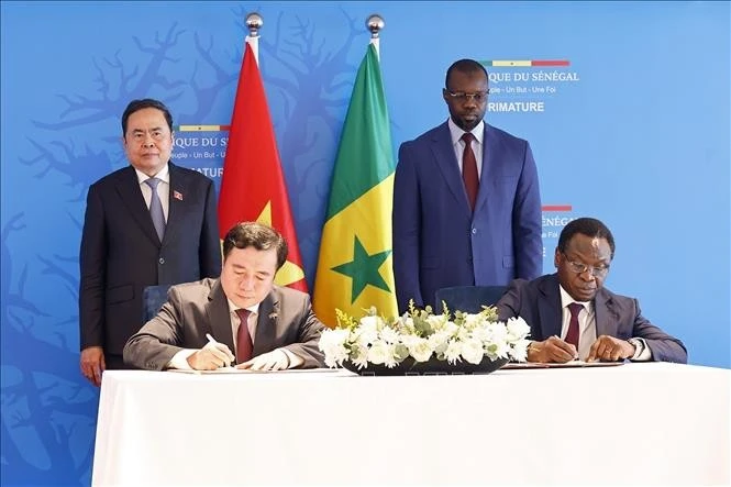 Vietnam y Senegal firman un memorando sobre el comercio de arroz, en presencia del presidente de la Asamblea Nacional de Vietnam, Tran Thanh Man, y el primer ministro de Senegal, Ousmane Sonko. (Foto: VNA)