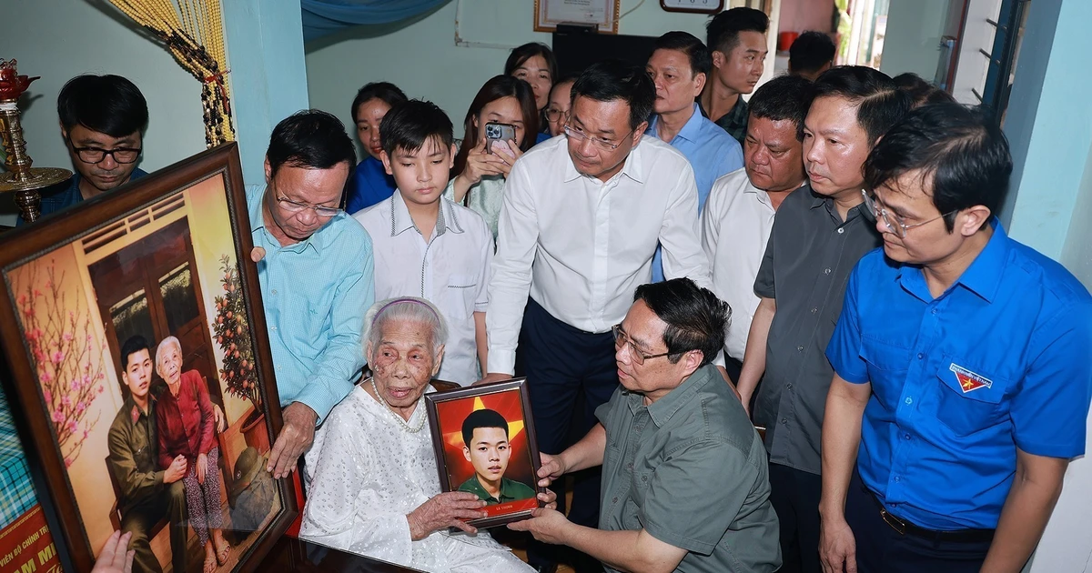 El primer ministro de Vietnam, Pham Minh Chinh, visita una madre heroíca en Quang Tri. (Foto: VNA)