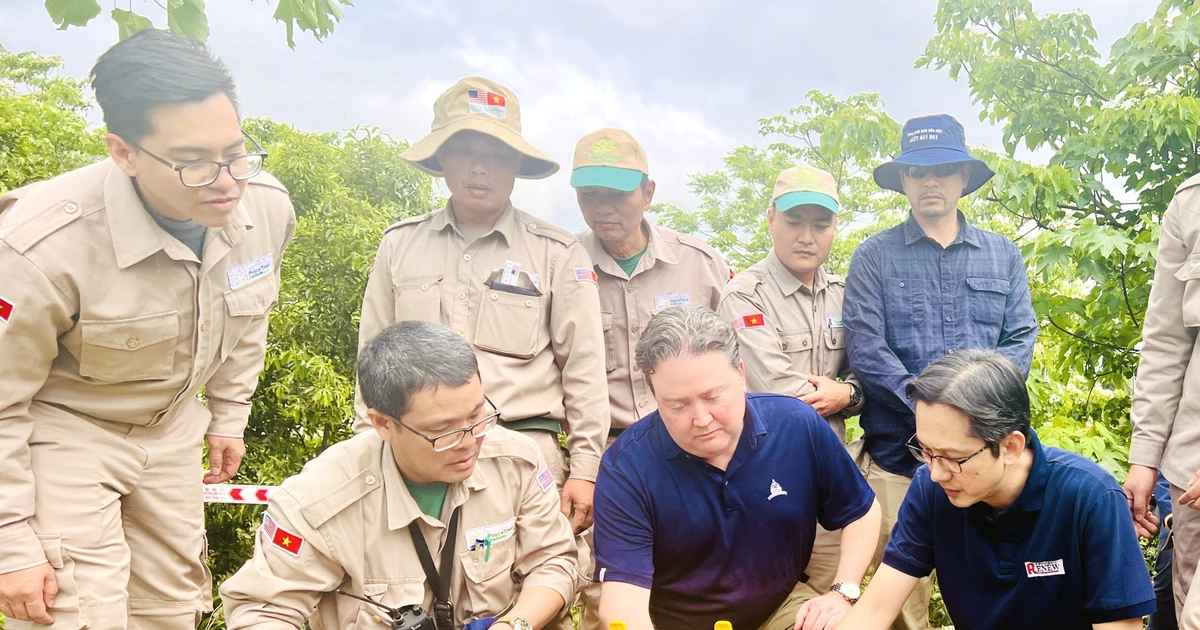 El vicecanciller vietnamita Do Hung Viet y el embajador de Estados Unidos en Vietnam, Marc E. Knapper, activan la detonación controlada de una bomba en Quang Tri, el 2 de abril de 2025. (Fuente: VNA)