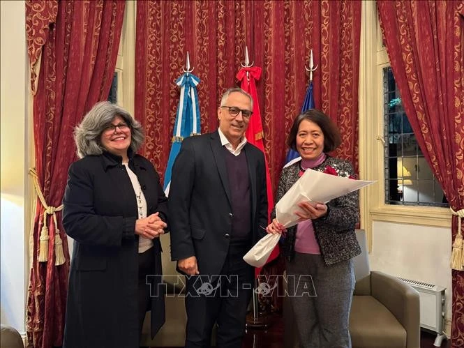 La embajadora vietnamita en Argentina, Ngo Minh Nguyet, el embajador cubano en Argentina, Pedro Pablo Prada y su esposa. (Fuente: VNA) 