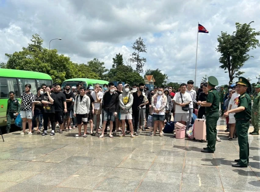 Ciudadanos vietnamitas fueron entregados por Camboya en el puesto fronterizo internacional de Hoa Lu, en la provincia de Dong Nai. (Foto: VNA)