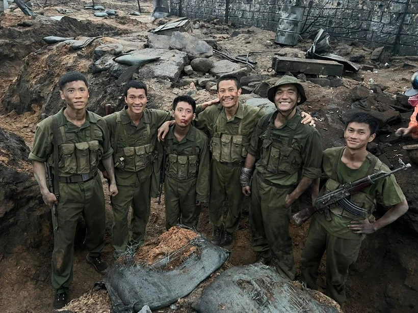 Sonrisas tras bambalinas de "Lluvia Roja". (Foto: Equipo de rodaje)