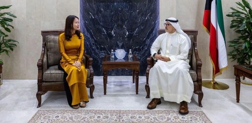 La viceministra de Relaciones Exteriores de Vietnam, Nguyen Minh Hang y el ministro adjunto de Asuntos Exteriores de Kuwait, Sameeh Issa Gohar Hayat. (Foto: VNA)
