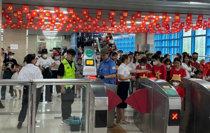 Durante las celebraciones por el 80º aniversario de la Revolución de Agosto y el Día Nacional de Vietnam, del 21 de agosto al 2 de septiembre, la empresa Hanoi Metro transportó a casi 1,8 millones de pasajeros. (Foto: VNA)