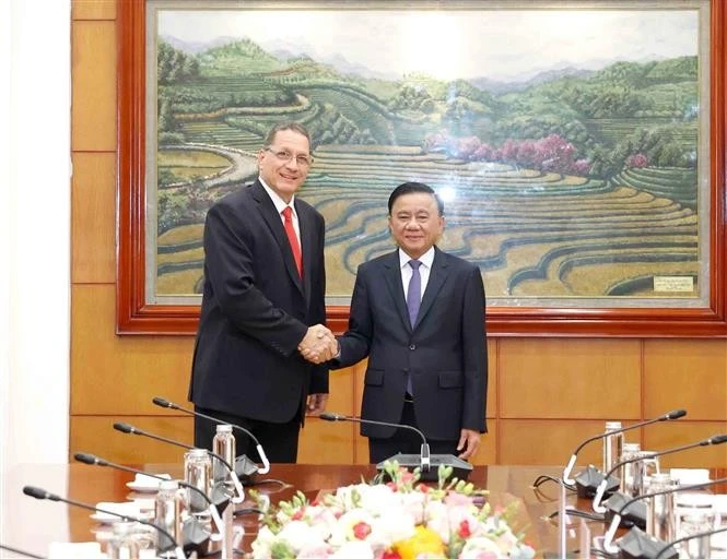 El miembro de Buró Político y permanente del Secretariado del Comité Central del Partido Comunista de Vietnam (PCV), Tran Cam Tu, recibe al vicepresidente del gobernante Partido Socialista Unido de Venezuela (PSUV), Jesús Faría. (Foto: VNA)