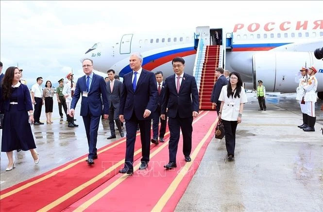 En la eremonia de bienvenida al presidente de la Duma Estatal de Rusia, Viacheslav Volodin, en el Aeropuerto Internacional de Noi Bai. (Foto: VNA)