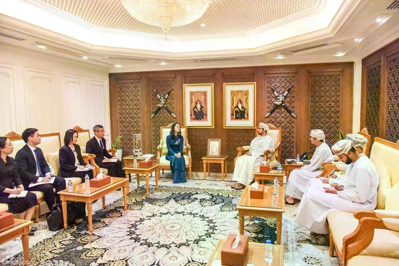 En el encuentro entre la viceministra Nguyen Minh Hang y el ministro de Comercio, Industria y Promoción de Inversiones de Omán, Qais Mohammed Al Yousef (Fuente: VNA) 