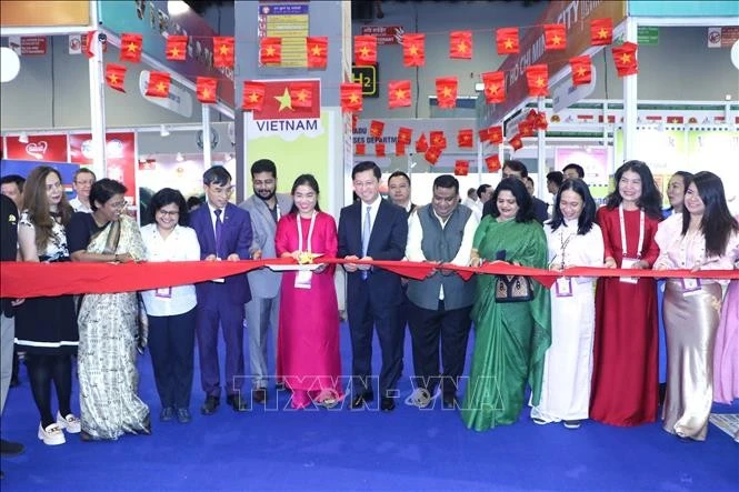 El embajador de Vietnam en la India, Nguyen Thanh Hai, y funcionarios de los países cortan la cinta inaugural del pabellón de Vietnam. (Foto: VNA)
