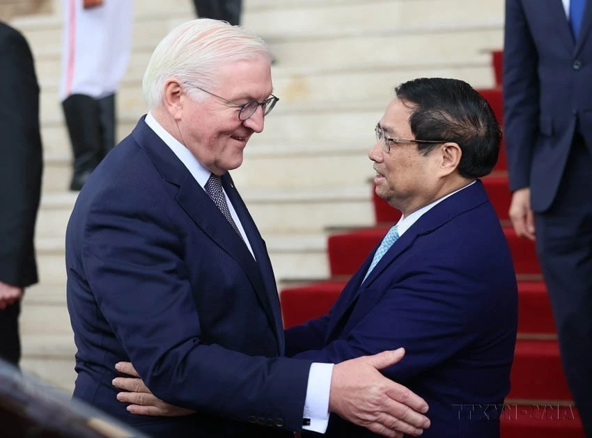 El primer ministro Pham Minh Chinh se reúne con el presidente alemán Frank-Walter Steinmeier durante su visita de Estado a Vietnam en 2024. (Foto: VNA)