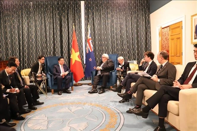 En el encuentro entre el miembro del Buró Político del Partido Comunista de Vietnam, Nguyen Trong Nghia y el titular de la Cámara de Representantes de Nueva Zelanda, Gerry Brownlee (Fuente: VNA) 
