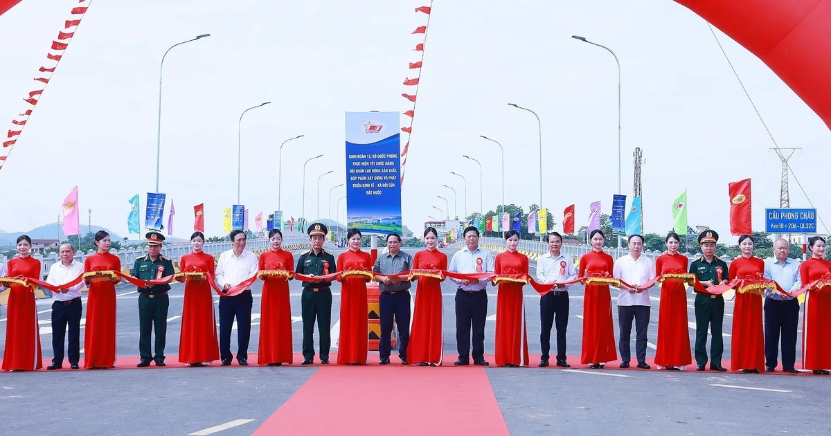 En la ca ceremonia de inauguración del nuevo puente Phong Chau. (Foto: VNA)