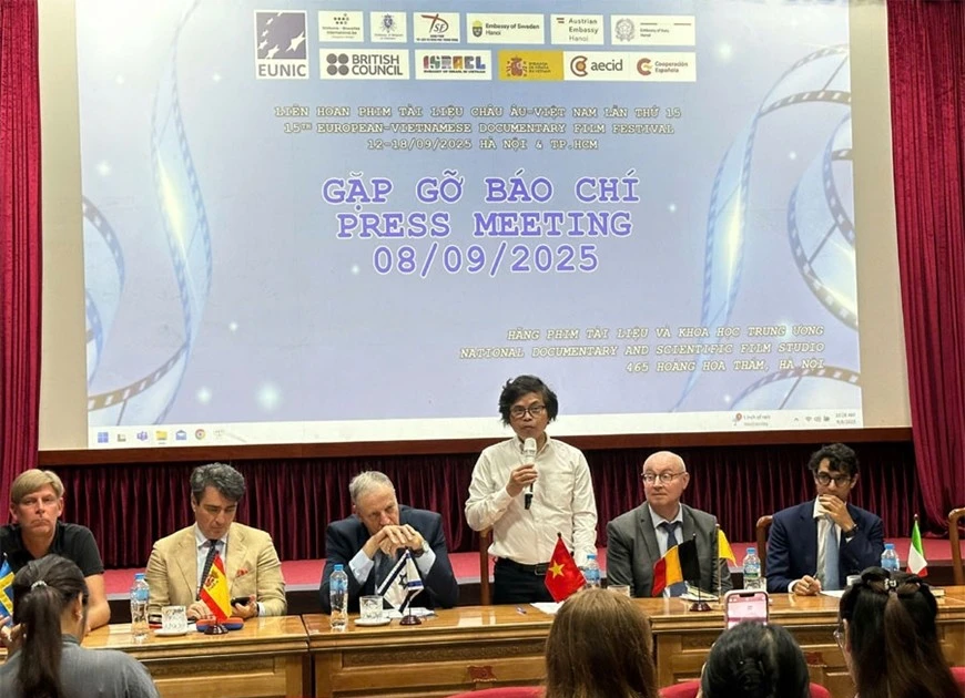 Conferencia de prensa sobre el 15º Festival de Cine Documental Europeo-Vietnamita, celebrada el 8 de septiembre. (Foto: VNA) 