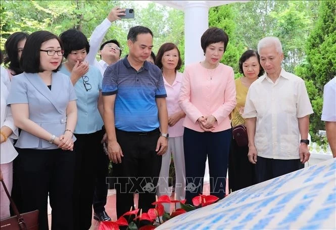 La directora general de la VNA, Vu Viet Trang (segunda desde la derecha), y generaciones de líderes de la VNA en el sitio de las reliquias. (Foto: VNA)