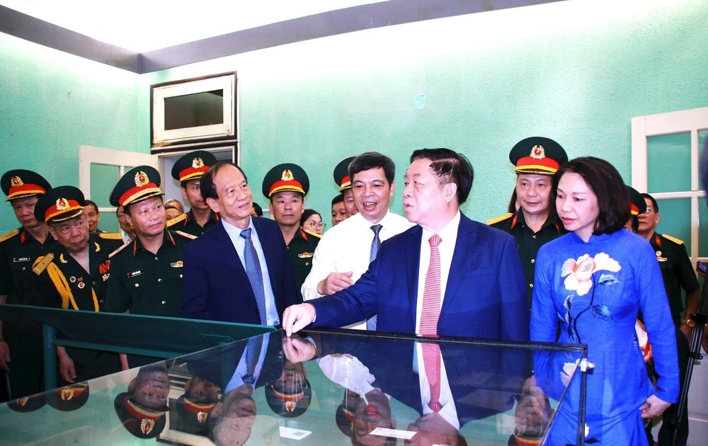 Los funcionarios visitan la Casa y el Túnel D67, un sitio de gran importancia histórica de la era Ho Chi Minh. (Foto: daidoanket.vn)