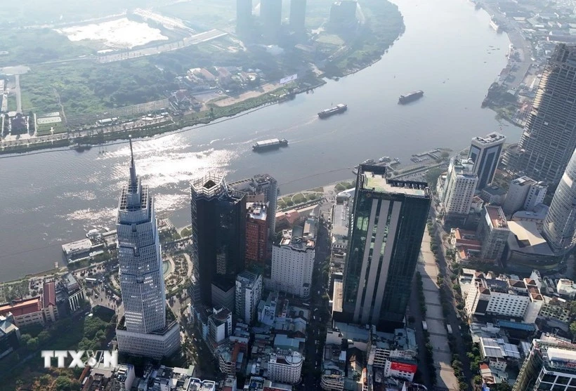 Edificios en el centro de Ciudad Ho Chi Minh, junto al río Saigón. (Foto: VNA)
