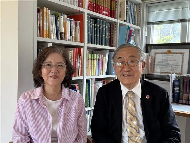 El profesor Furuta Motoo y su esposa. (Foto: VNA)