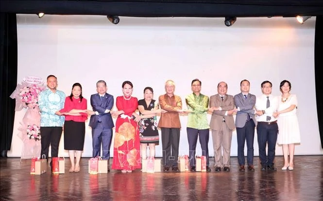 Los cónsules generales de los países de la Asean, representantes del gobierno local y titulares de la Unión de Organizaciones de Amistad de Ciudad Ho Chi Minh expresan la solidaridad de la Asean. (Foto: VNA)