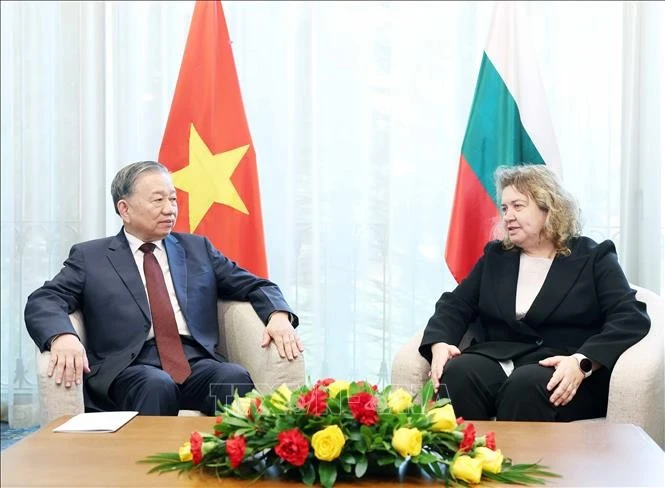 El secretario general del Partido Comunista de Vietnam, To Lam, conversa con la presidenta de la Asamblea Nacional, Natalia Kiselova (Foto: VNA)