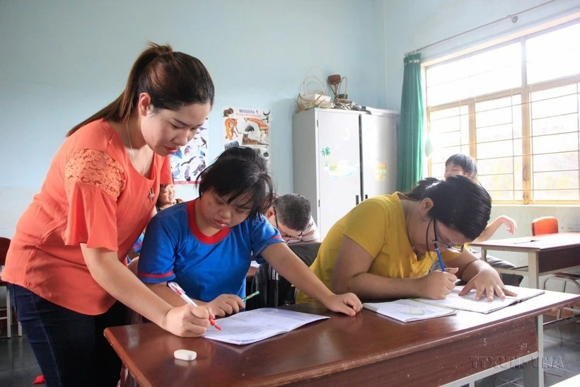 Una clase para niños afectados por el agente naranja (Foto: VNA)