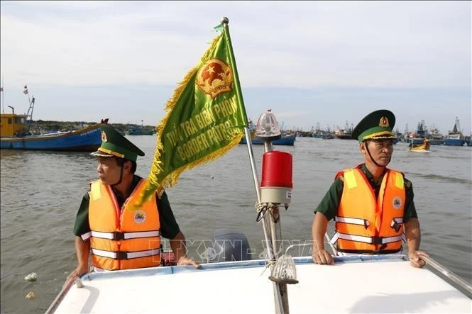 La estación de guardia fronteriza local de Thanh Hai realiza patrullas e inspecciones en el puerto de Phu Hai. (Foto: VNA)