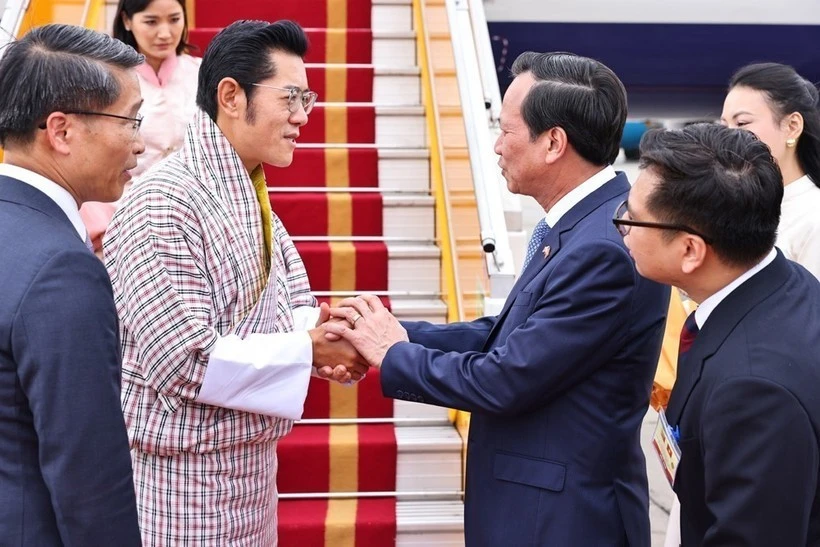 El rey de Bután, Jigme Khesar Namgyel Wangchuck (segundo desde la izquierda), es recibido en el aeropuerto. (Foto: VNA) 