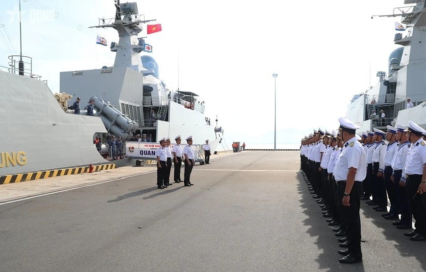Una ceremonia de despedida celebrada para la delegación en el Puerto Militar de Cam Ranh en la provincia de Khanh Hoa el 10 de agosto. (Foto: qdnd.vn)