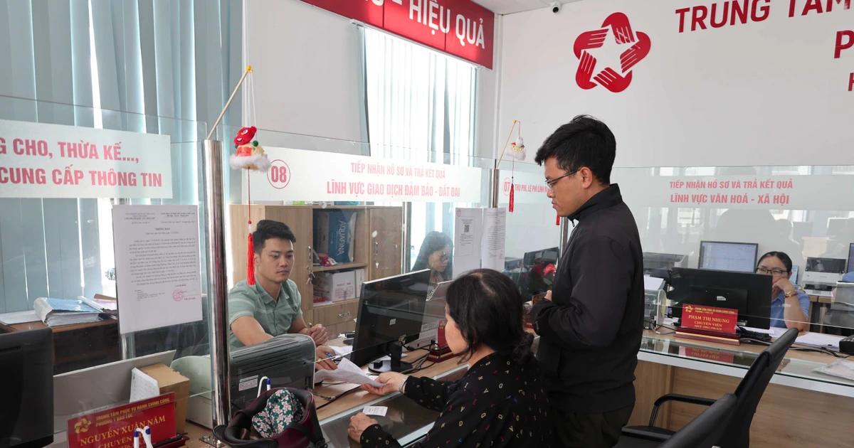 Los pobladores realizan sus trámites en el Centro de Servicios de Administración Pública en un barrio en la provincia de Lam Dong (Foto: VNA)