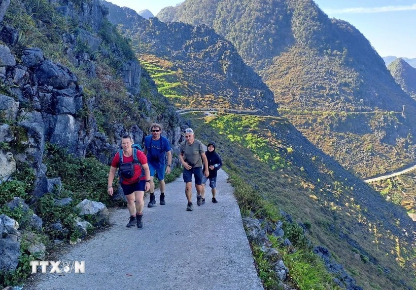 Turistas extranjeros exploran la provincia de Tuyen Quang. (Foto: VNA)