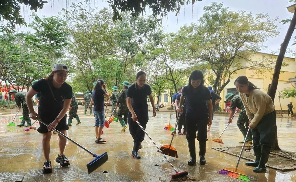 Se están realizando esfuerzos urgentes para limpiar las escuelas una vez que bajen las inundaciones. (Foto: VNA) 
