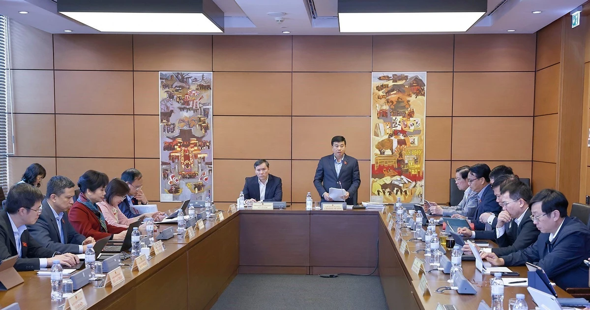 Diputados de las provincias de Lam Dong y Nghe An discuten en grupos (Foto: VNA) 