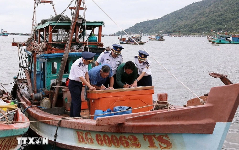 Las autoridades instruyen a los pescadores sobre las regulaciones contra la pesca INDNR (Foto: VNA)