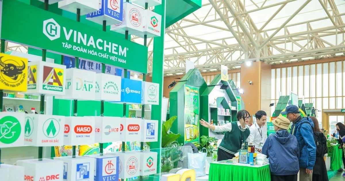 Un stand de Vinachem Mart, una plataforma para impulsar el acceso de clientes nacionales y extranjeros a los productos de la industria química de Vietnam, en la Feria de Otoño 2025 (Foto: VNA).