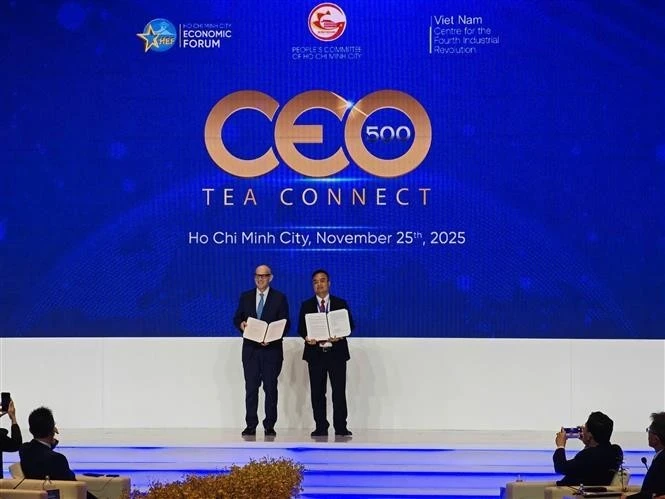 Los representantes de Ciudad Ho Chi Minh y Biance anuncian el Memorando de Entendimiento sobre cooperación para acelerar el desarrollo del Centro Financiero Internacional de Vietnam en Ciudad Ho Chi Minh. (Foto: VNA)