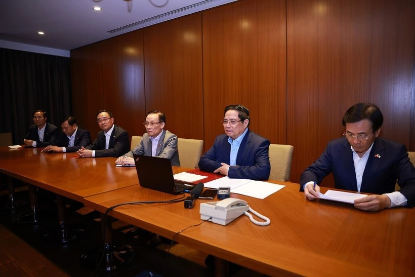 El primer ministro Pham Minh Chinh sostiene una reunión en línea con representantes de provincias y ciudades de todo el país para poner en marcha planes de rescate y superar las consecuencias de los desastres naturales. (Fuente: VNA) 