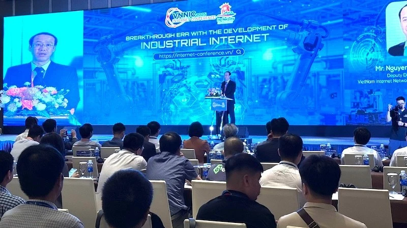 El subdirector del Centro de Internet de Vietnam, Nguyen Truong Giang, pronuncia el discurso inaugural de la sesión plenaria de la conferencia. (Foto: Periódico Nhan Dan)