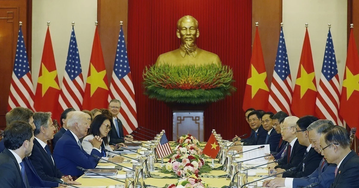 Las conversaciones de alto nivel entre el secretario general del Partido, Nguyen Phu Trong (cuarto, a la derecha), y el presidente estadounidense, Joe Biden (cuarto, a la izquierda), celebradas en Hanói el 10 de septiembre de 2023, arrojaron numerosos resultados positivos, como lo demuestra la emisión de una declaración conjunta sobre la elevación de las relaciones entre Vietnam y Estados Unidos a una Asociación Estratégica Integral para la Paz, la Cooperación y el Desarrollo Sostenible. (Foto: VNA) 