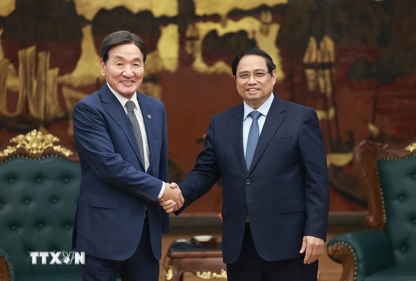 El primer ministro vietnamita, Pham Minh Chinh, recibe en Hanói a Park Chang Dal, enviado especial del presidente de Corea del Sur. (Foto: VNA)