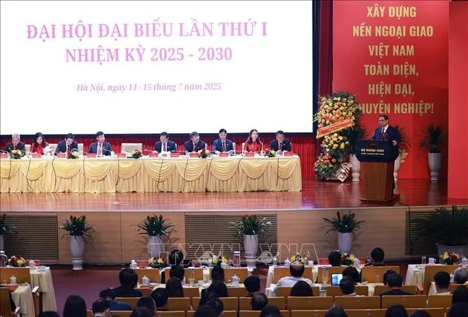 El primer ministro Pham Minh Chinh pronuncia un discurso en la primera asamblea del Comité del Partido del Ministerio de Relaciones Exteriores, mandato 2025-2030. (Foto: VNA)