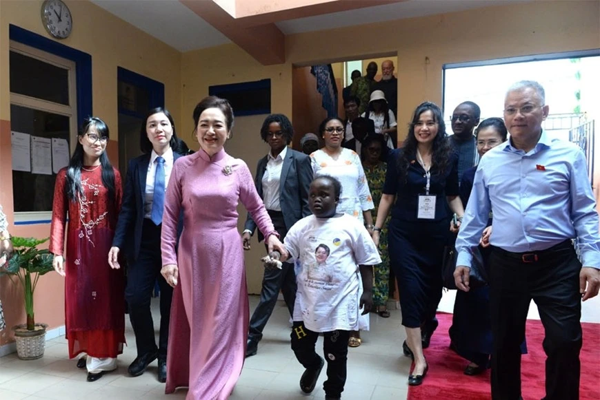 La señora Nguyen Thi Thanh Nga con delegados y estudiantes en el Centro. (Foto: qdnd.vn) 