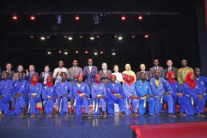 El presidente de la Asamblea Nacional de Vietnam, Tran Thanh Man, y su esposa con delegados y estudiantes de la Federación de Vovinam de Senegal. (Foto: VNA)